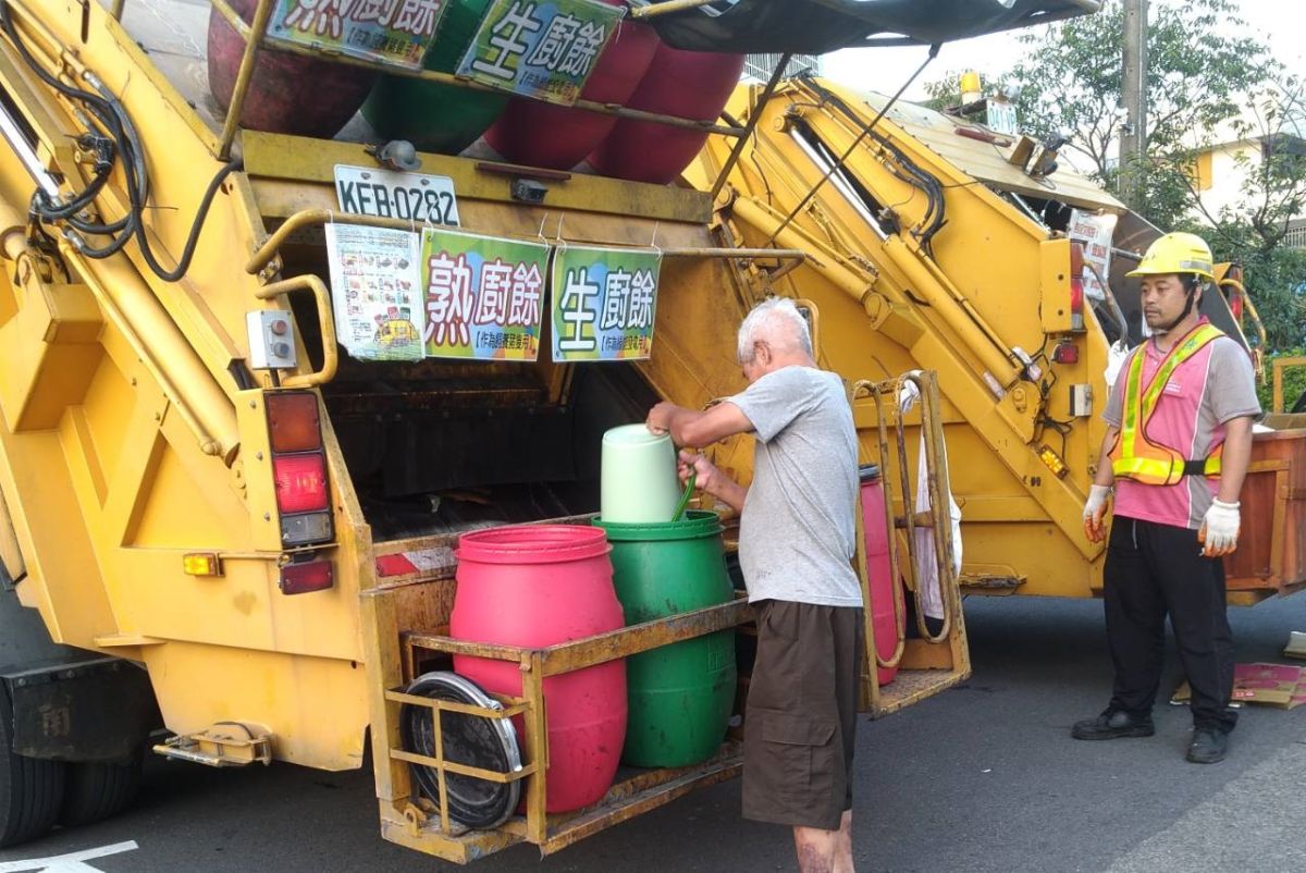 ▲台中市環保局呼籲民眾響應惜食減量，如有廚餘也請配合將生熟廚餘妥善分類回收，交由環保局清潔隊回收(圖／環保局提供2021.2.13)