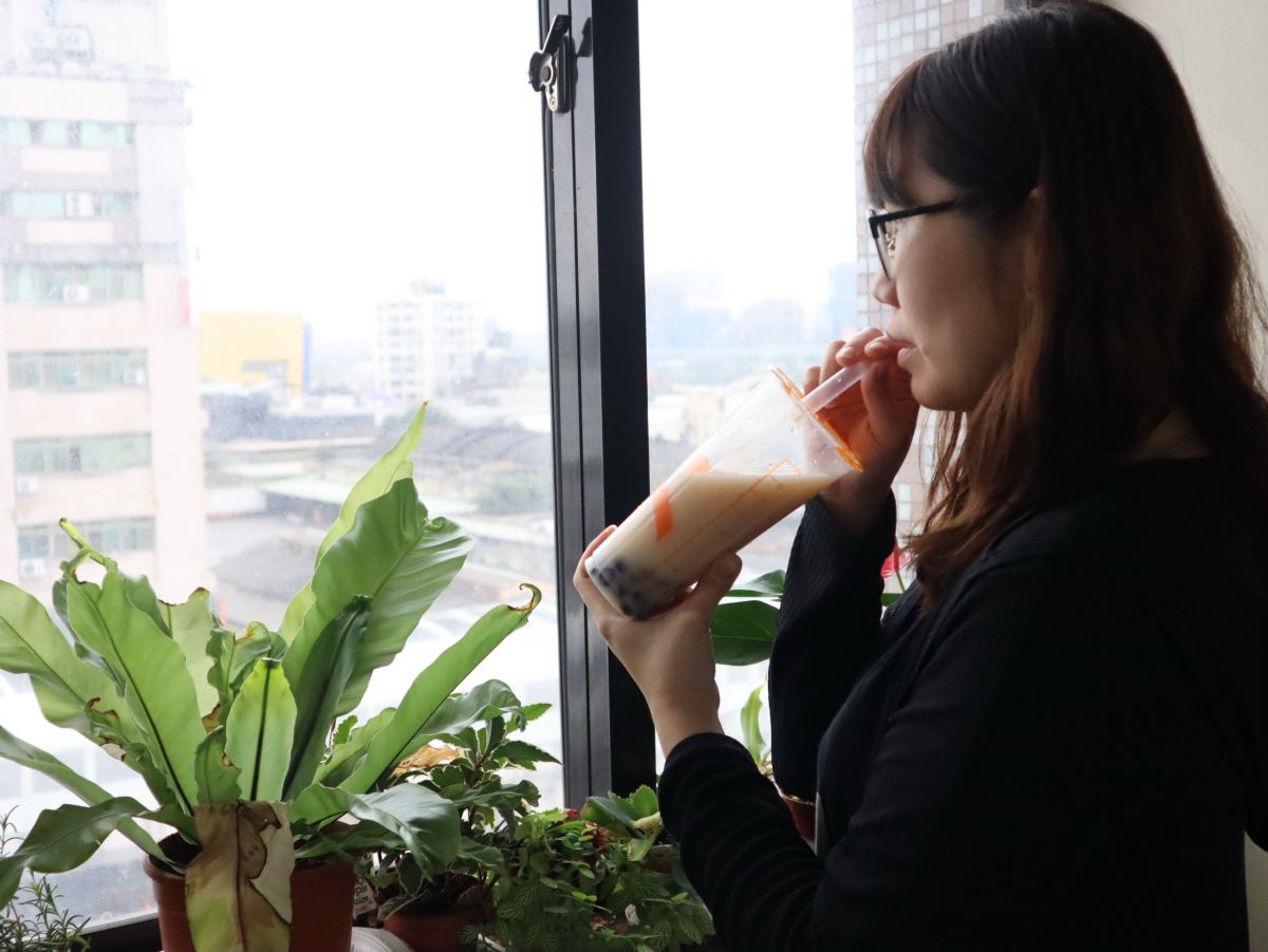 ▲蔡凱倫醫師提醒，減少飲用酒精及含糖飲料，也能降底引發急性痛風的機率。（圖／新北市政府漁業處提供）