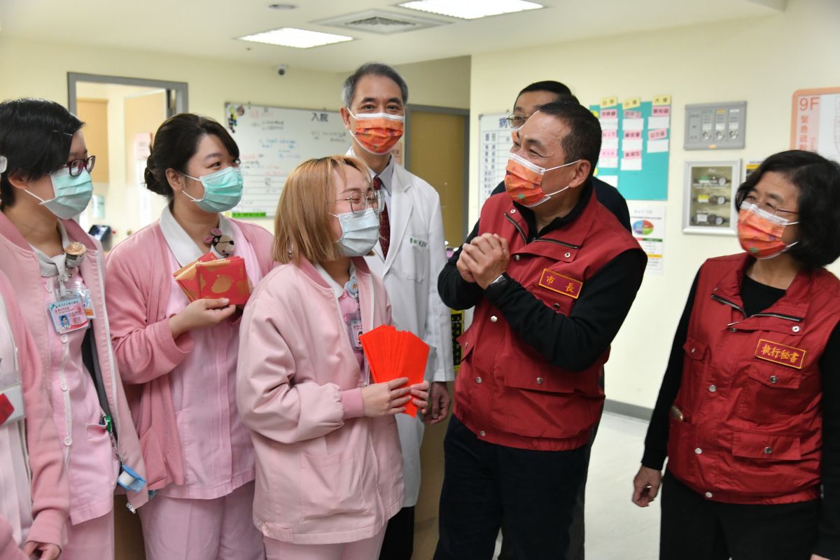 ▲新北市長侯友宜為了慰勞醫護同仁一年來的付出，今日前往新北市立聯合醫院三重院區致贈新春福袋。（圖／新北市政府提供）
