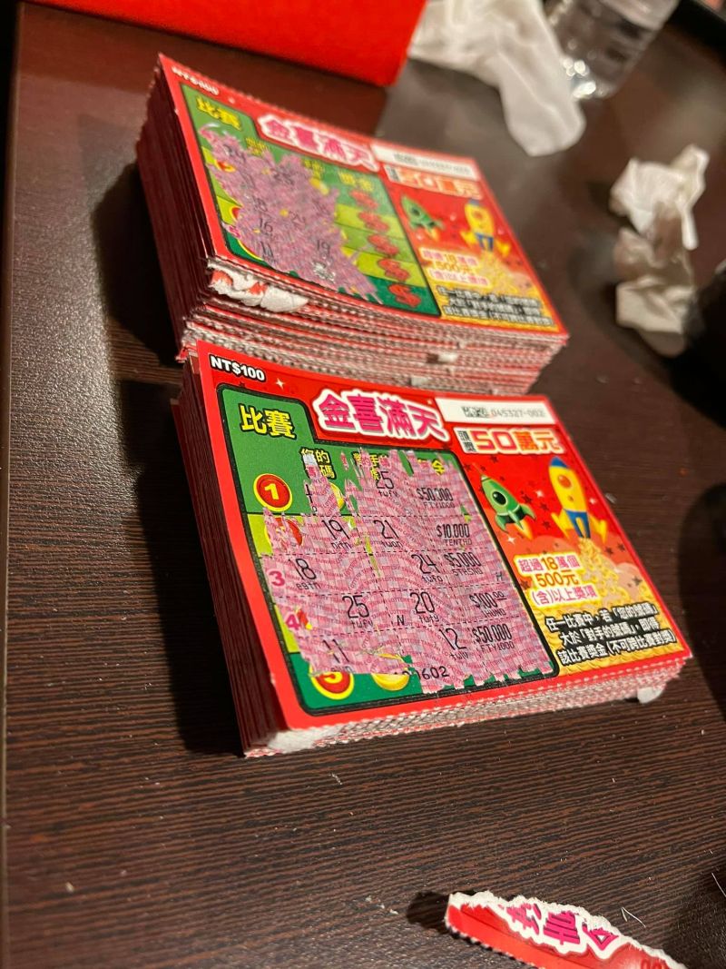 ▲原PO買了100張100元的刮刮樂回家試手氣,結局曝光卻讓他不禁自嘲是「勸世文」。(圖/翻攝自《爆廢公社二館》)