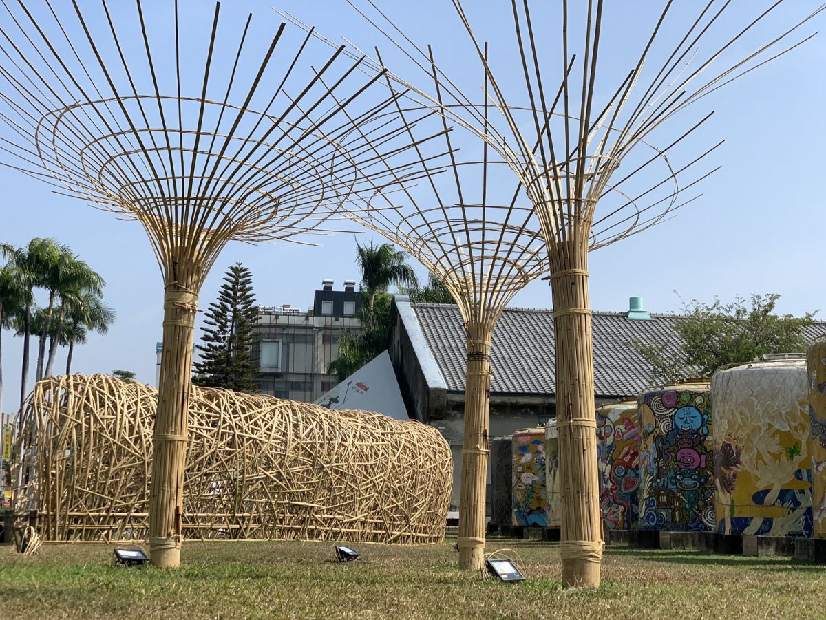 ▲文化資產園區入口的「品．文資」-「歡樂樹」向上綻開，象徵新的一年步步高升。（圖／文化部文化資產局提供）