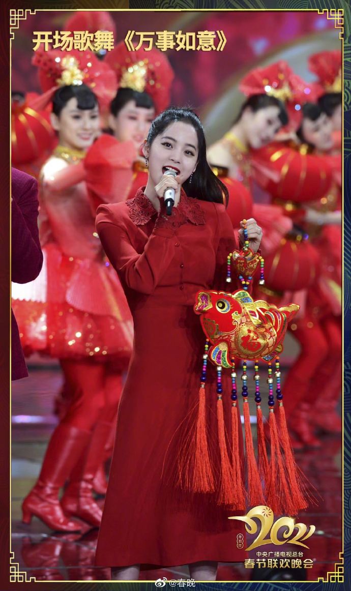 ▲歐陽娜娜以一襲紅色洋裝亮相。(圖/春晚微博)