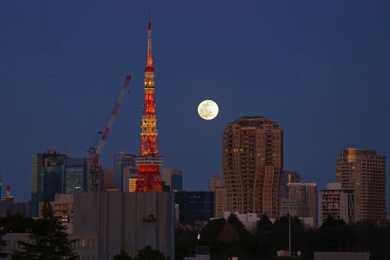▲日本東京鐵塔2月11日晚間，展出光雕秀以「希望」2字期許2021年。（圖／美聯社／達志影像）