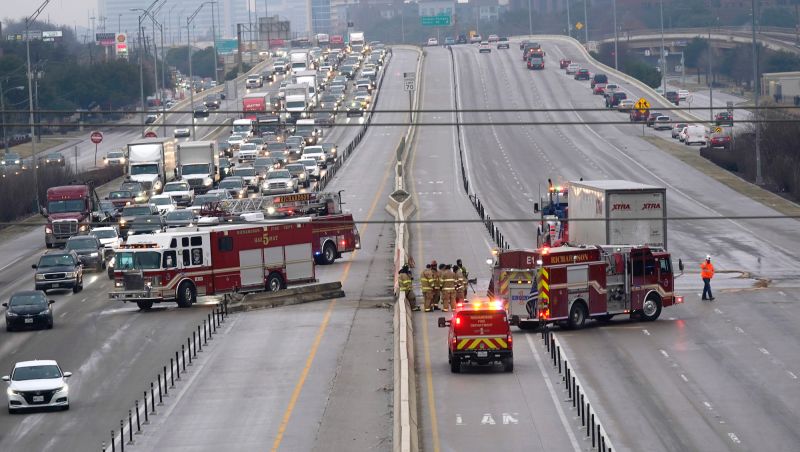 ▲美國德州當地時間2月11日州際公路上發生嚴重連環車禍，133輛車相撞造成至少65人受傷、6人死亡。（圖／美聯社／達志影像）