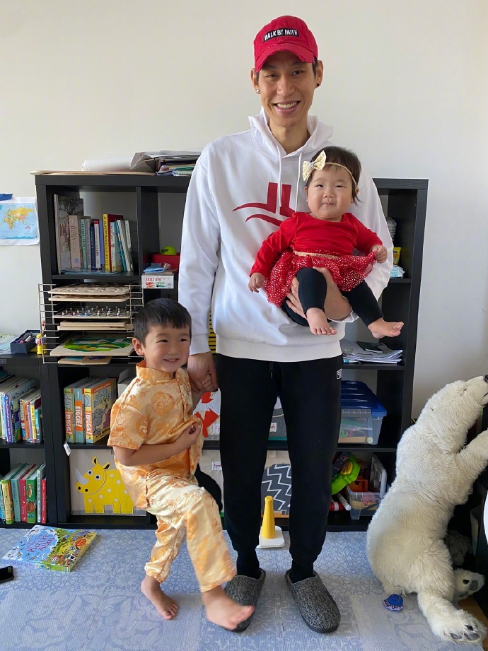▲林書豪和家人提早慶祝農曆新年。(圖/取自微博)