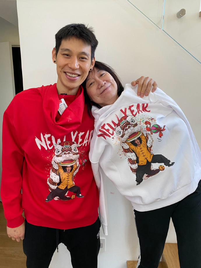 ▲林書豪和家人提早慶祝農曆新年。(圖/取自微博)