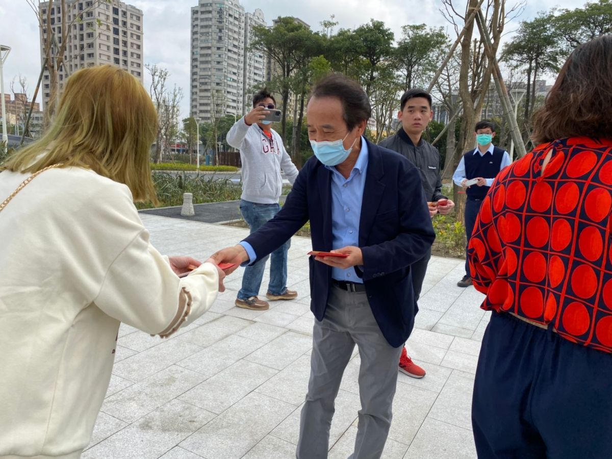▲高雄市長陳其邁為回應市民對市區內綠園道的期待，春節特別開放市民使用面積提升至84%，副市長林欽榮今天邀請民眾齊來綠園道打卡。（圖／高市水利局提供）