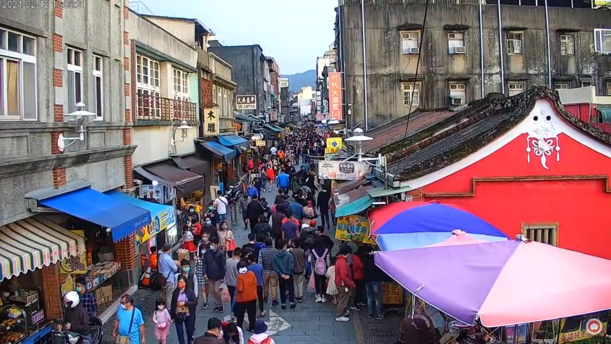 ▲桃園市觀光旅遊局表示，大溪區大溪老街人潮警示燈號已升為黃燈，呼籲民眾在晚間6時前暫時不要前往。（圖／翻攝自桃園智慧旅遊雲即時影像）