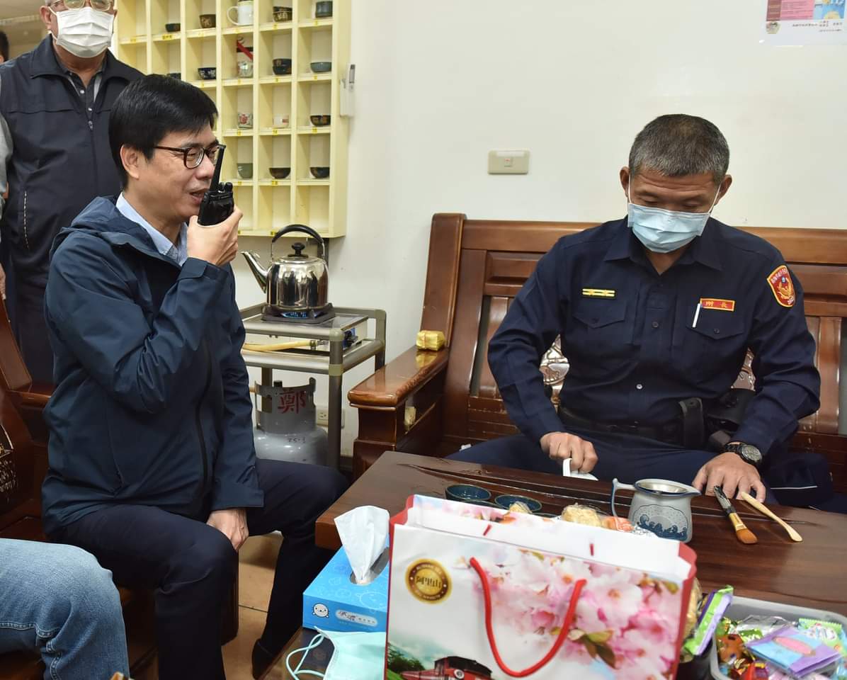 ▲陳其邁到湖內分局茄萣分駐所，替波麗士加油打氣，並拿起對講機，向所有執勤的員警說聲「辛苦了！謝謝你！」。（圖／翻攝自陳其邁臉書）