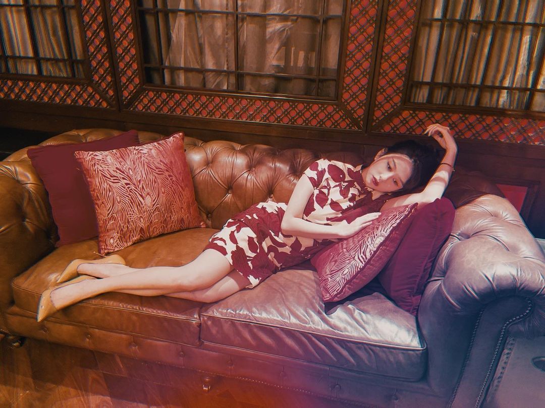 ▲沈月穿緊身旗袍橫臥在沙發上。（圖／沈月IG） 