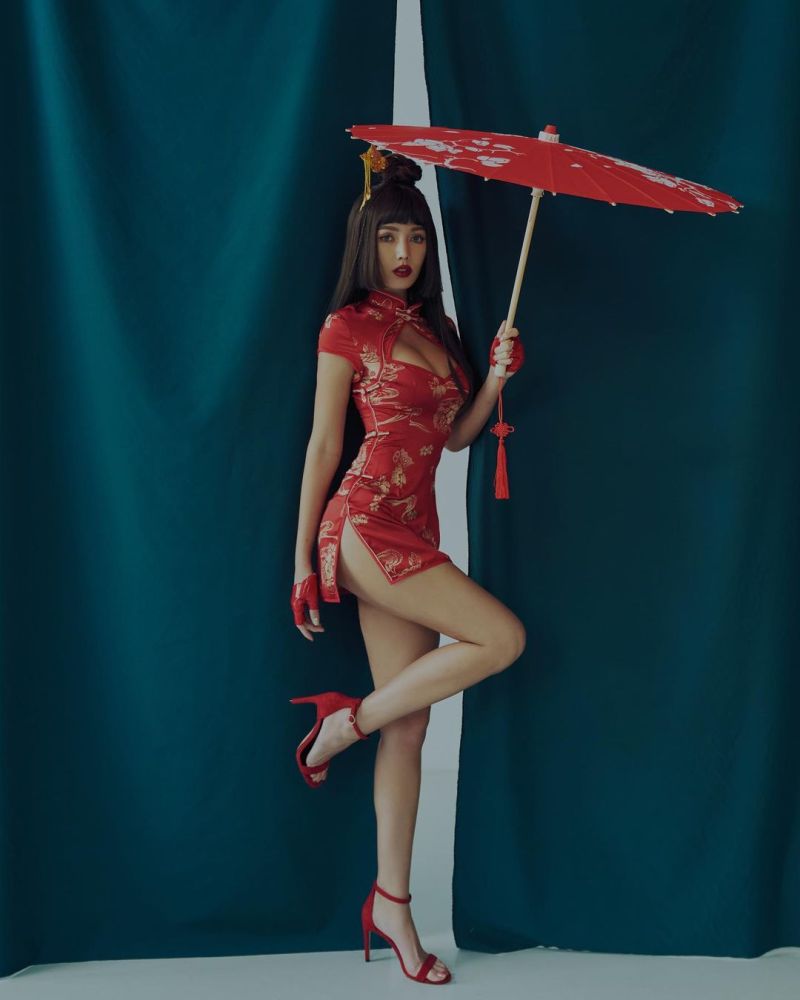 拐拐旗袍布料太少!腿根見客引暴動