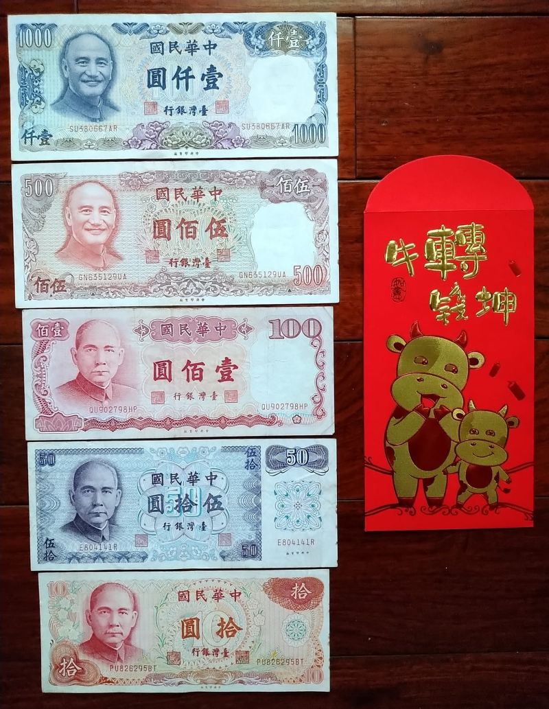 ▲從照片中可以看到，一包紅包裡放著五張鈔票，這些鈔票是台灣銀行日前發行的台幣，面額從一千元到十元都有。（圖／翻攝自臉書社團《爆廢1公社》）