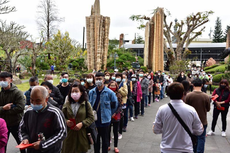 ▲虔誠信徒湧入玄空法寺。（圖／台南市政府提供）