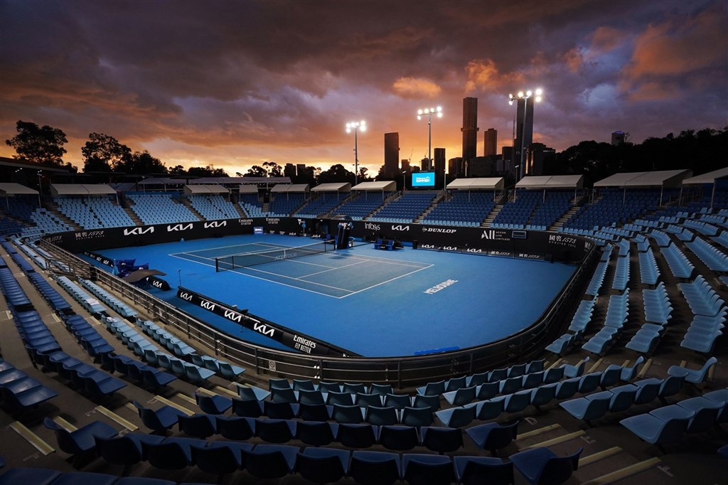 ▲澳洲當局12日突然下令墨爾本封城5天，以遏制疫情，澳洲網球公開賽將在不開放球迷觀賽情況下持續進行。（圖取自facebook.com/AustralianOpen）