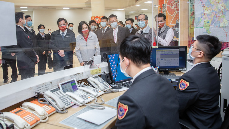 ▲蔡英文總統春節慰勉高鐵行控中心及桃園消防局，感謝他們堅守崗位、守護民眾平安。（圖／總統府提供）
