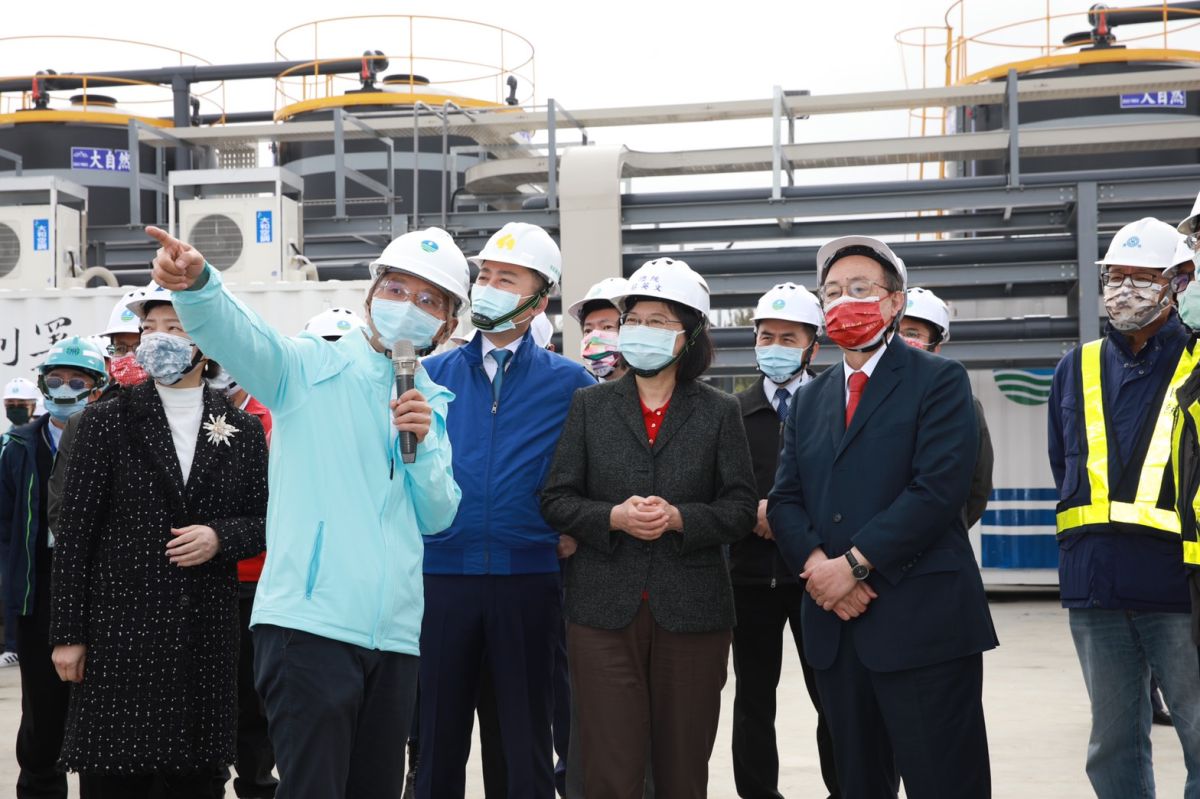 ▲繼本月1日親自主持桃園至新竹備援管線工程通水後，總統蔡英文今天大年初二再度至新竹視察新竹緊急海淡機組設置及產水情形。（圖／北水局提供）
