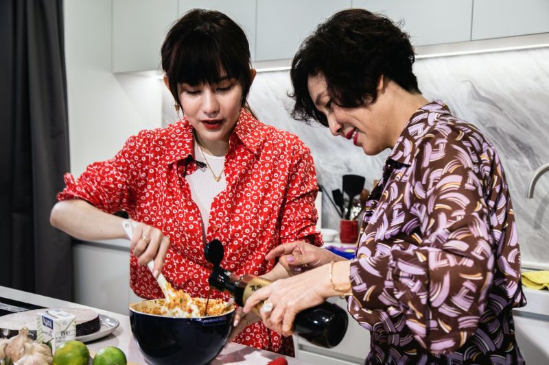 ▲王宇婕（左）和母親蕭瑤下廚做年菜，回味印尼年節家鄉味。（圖／王宇婕提供）