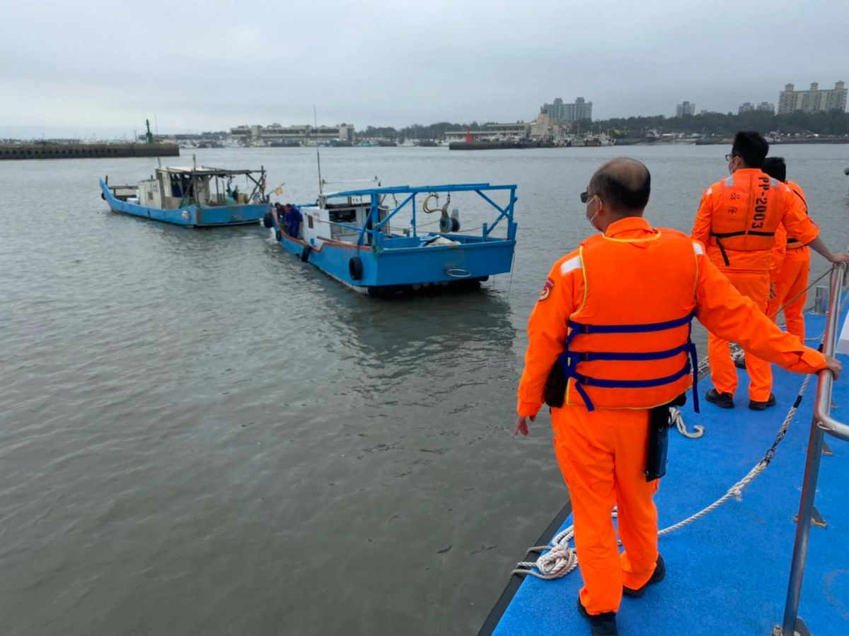 ▲新竹海巡隊將失去動力漁船拖回碼頭停靠，避免了一場可能的漁船漂流危機。（圖／海巡署提供）