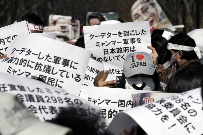 ▲數千名示威者14日在東京市中心遊行，抗議緬甸軍方政變，許多人拿著遭到拘捕實質領導人翁山蘇姬的照片。主辦人士指出，這是日本迄今最大規模此類遊行。（圖／美聯社／達志影像）
