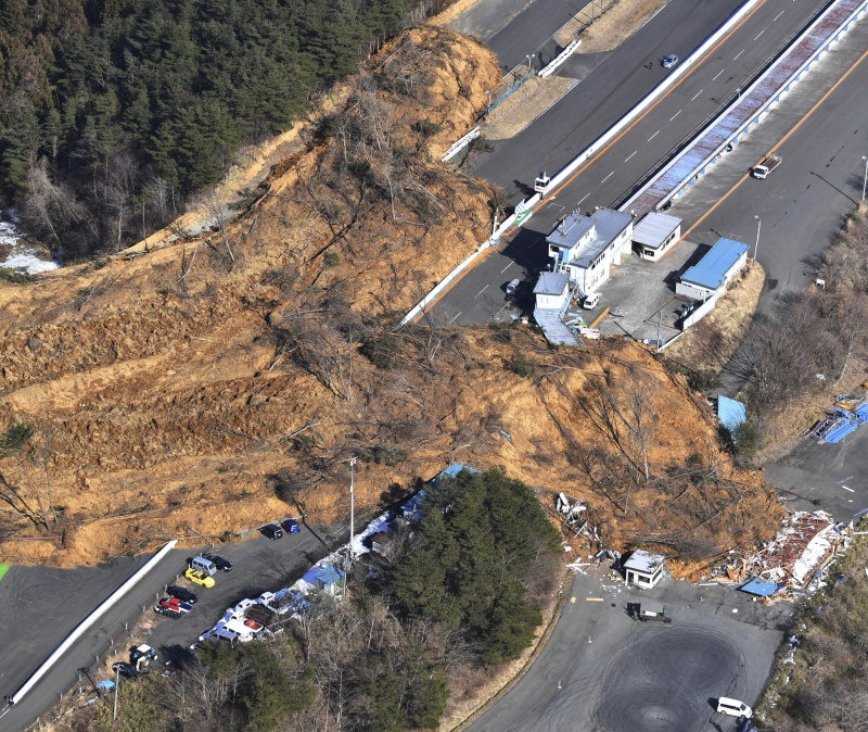 ▲日本福島外海昨晚觀測到規模7.3強震，福島與宮城縣觀測到最大震度6強，已知至少有152人受傷。圖為因地震嚴重受損的道路。（圖／美聯社／達志影像）
