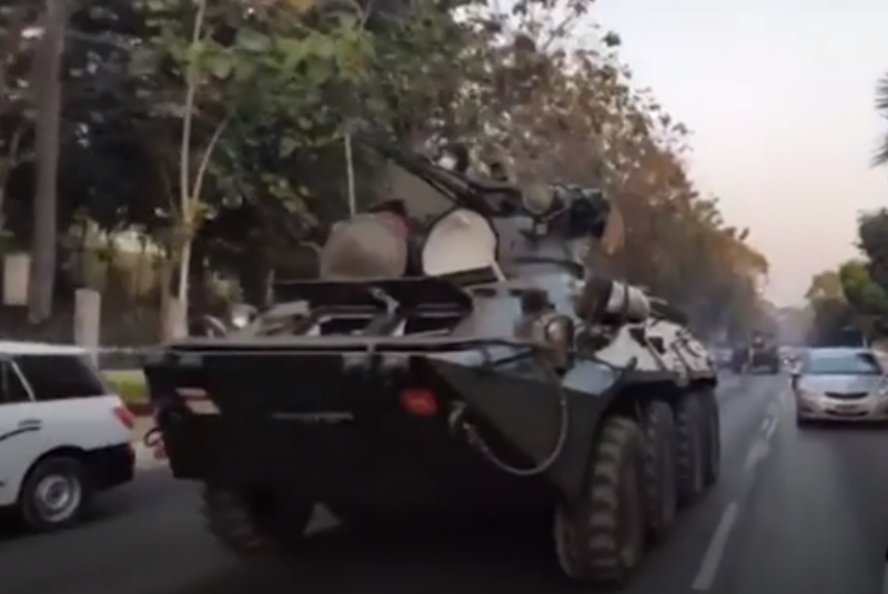 ▲由於示威潮不斷，緬甸大城市如仰光等，14日開始有裝甲車現身街頭，美國駐緬甸大使館也援引了可能會有軍事行動的消息。（圖／擷取自美聯社影片）