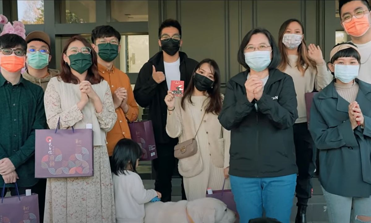 ▲總統蔡英文因在去年邀請網紅們一同拍攝公益月曆，募資超過200萬元。活動結束後蔡英文也邀請網紅們到官邸吃飯。（圖／翻攝蔡英文臉書）