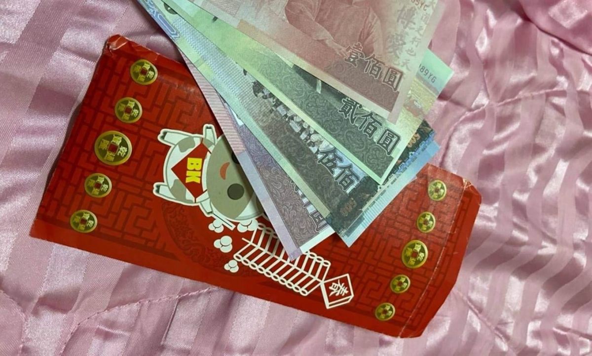 ▲一位在彩券行打工的網友收到客人給的紅包，回家才發現裡頭全是玩具鈔。（圖／翻攝《爆廢公社公開版》）