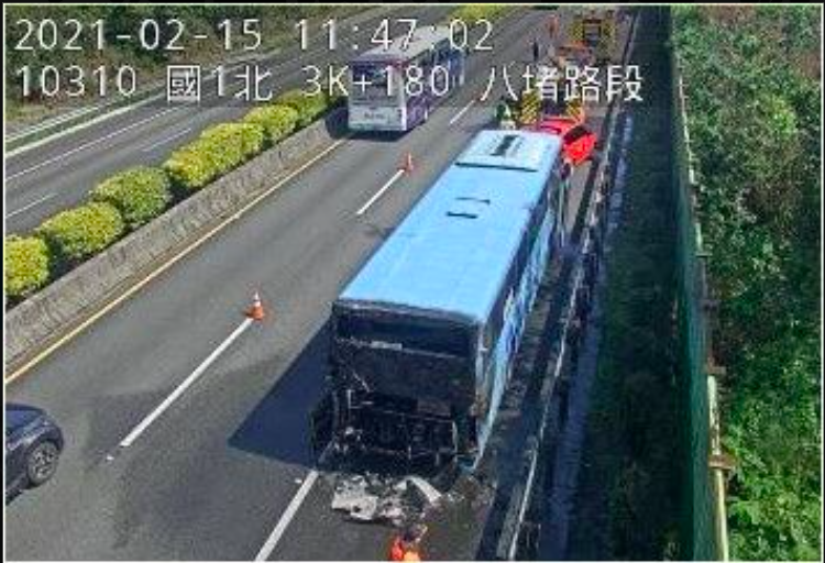 ▲今（15）日上午11時14分國1北向3.2公里發生1輛客運火燒車。（圖／高公局提供）