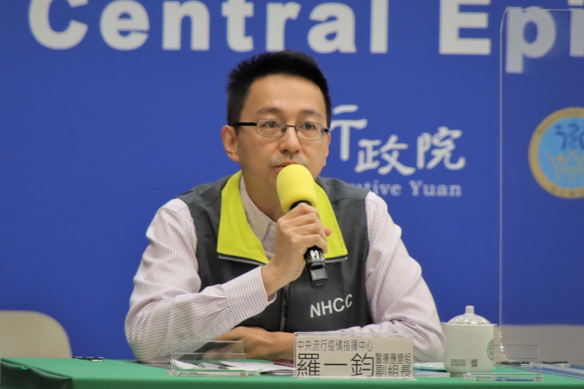▲中央流行疫情指揮中心醫療應變組副組長羅一鈞，說明防疫相關作為。（圖／指揮中心提供）