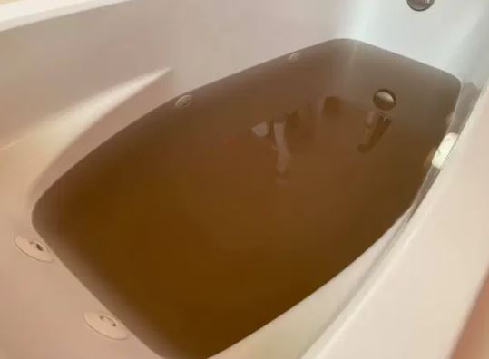 ▲傑拉德將毛巾浸泡一夜後，浴缸的水竟變成棕色。（示意圖／翻攝自《Jared