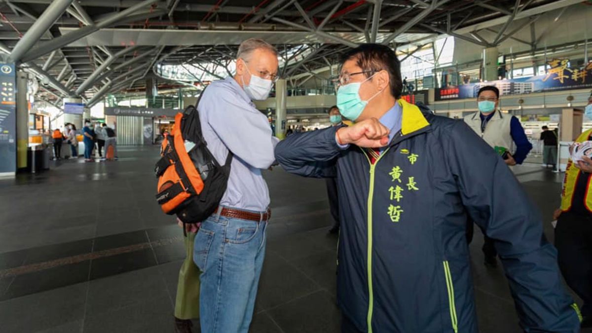 ▲美國在台協會（AIT）台北辦事處處長酈英傑（Brent Christensen）夫婦春節連假在台灣低調旅遊，16日被台南市長黃偉哲在高鐵站「當場捕獲」。（圖／翻攝黃偉哲臉書）