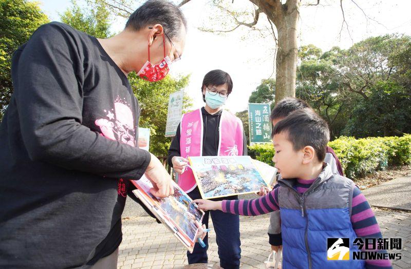 ▲蔡壁如在現場為小朋友解釋什麼是藻礁。(圖/記者李春台攝,