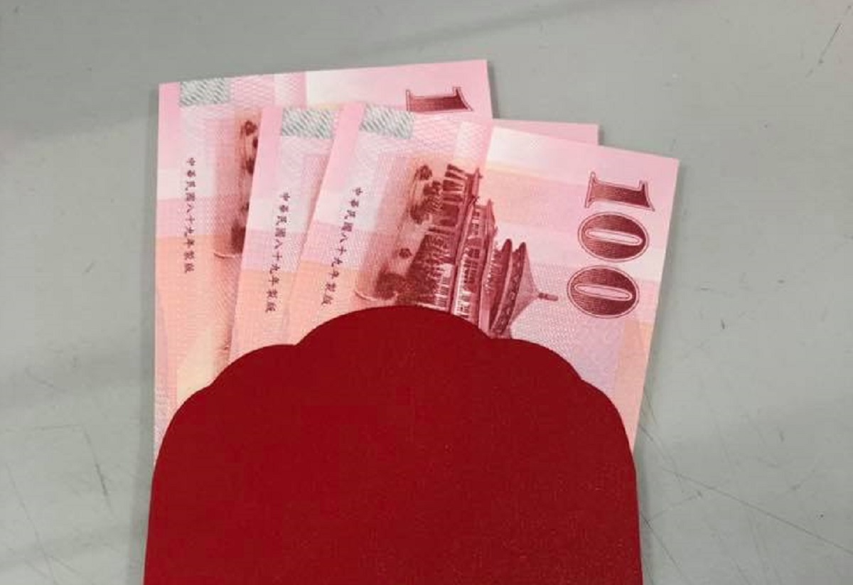 ▲一名女網友好奇連續2年「開工紅包300元」的意義？引來其他網友分析背後的「數字含意」。（圖／翻攝自臉書社團《爆廢公社公開版》）