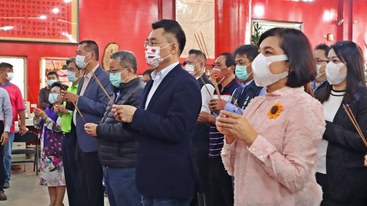 ▲江啟臣16日在雲林縣長張麗善、雲林縣議長沈宗隆、立委林文瑞、雲林縣黨部主委許宇甄，及多名地方人士陪同下，到土庫六房媽紅壇參香祈福。（圖／國民黨提供）