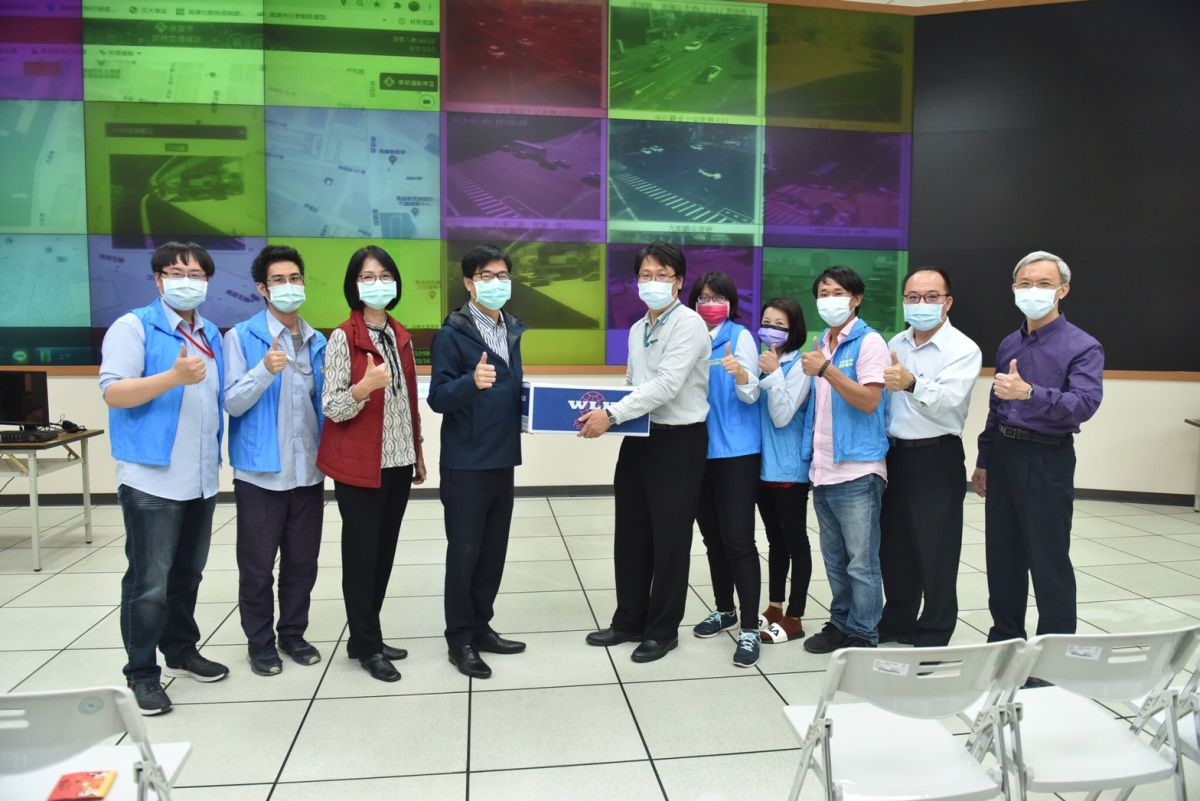 ▲春節連續假期假期即將結束，高雄市長陳其邁關心返鄉車潮，今天特別前往交通局智慧運輸中心交大機動分隊視導交通監控狀況並慰問春節期間留值人員的辛勞。(圖／高市府提供)