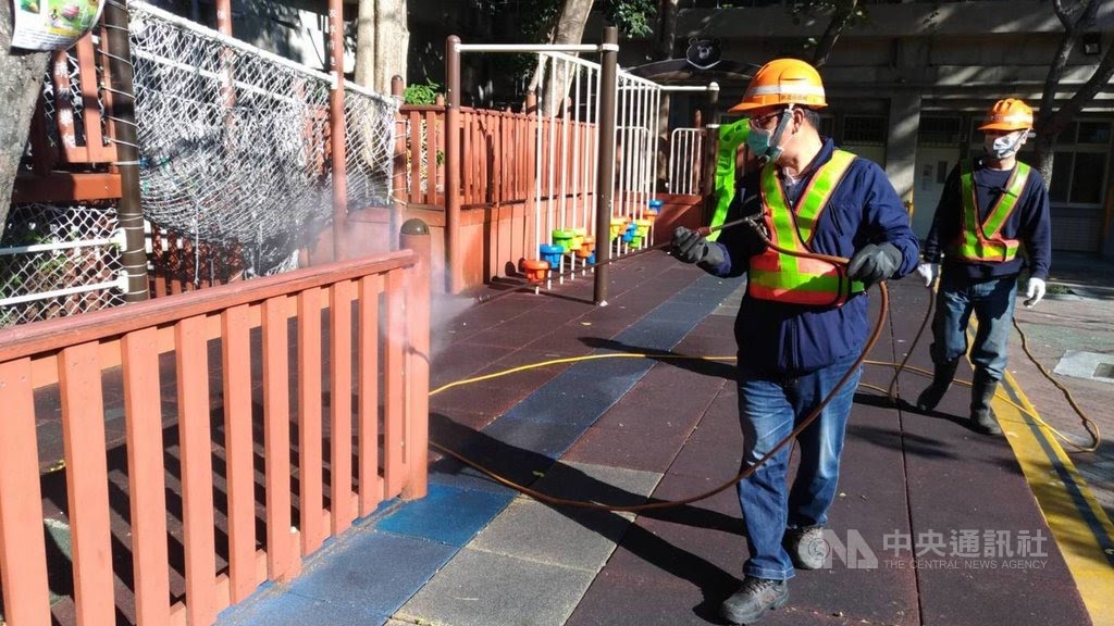 ▲ 高中以下學校將在下週一開學，環保署說，春節期間加強學校消毒，截至16日止已完成557所學校周邊環境消毒，預計開學前完成全國4346所學校的消毒工作。圖為新北市防疫消毒大隊執行校園遊憩區環境消毒。（環保署提供）中央社記者吳欣紜傳真 110年2月16日