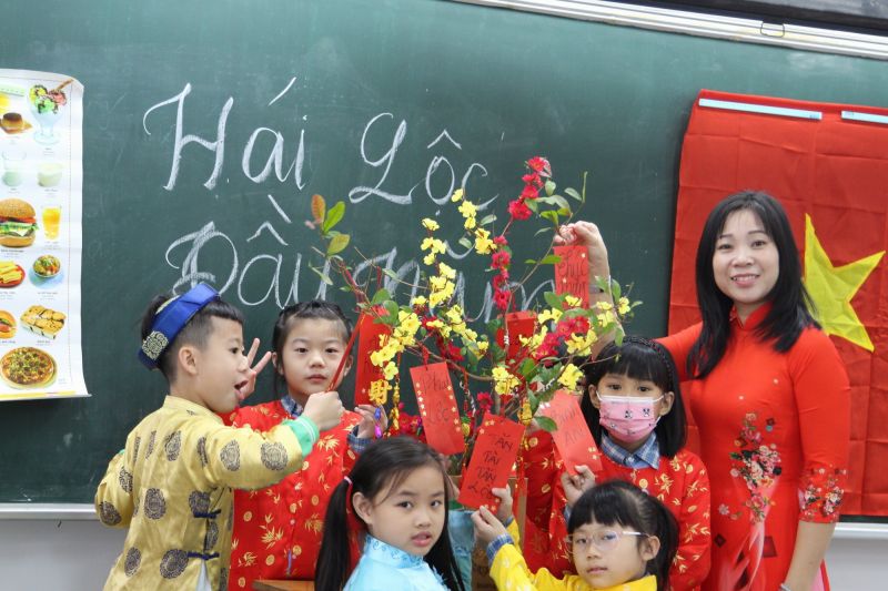 ▲新北市成功國小阮紅女老師帶學生感受越南新年招好運的習俗。（圖／阮紅女老師提供）