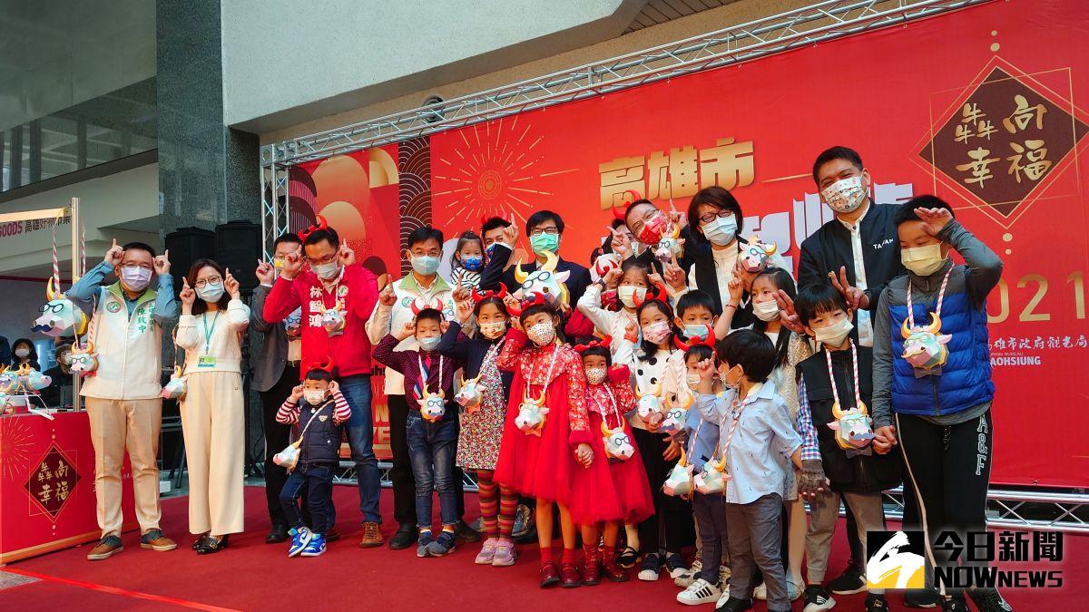 ▲高雄市公布牛年小提燈「牛揹揹」，由多位高雄市議員帶著自家的小朋友們，以及小網紅「萌萌＆咩咩（小小無臉男）」以走秀方式帶著小提燈亮相，時尚可愛造型超吸睛。（圖／記者鄭婷襄攝，2021.02.17）