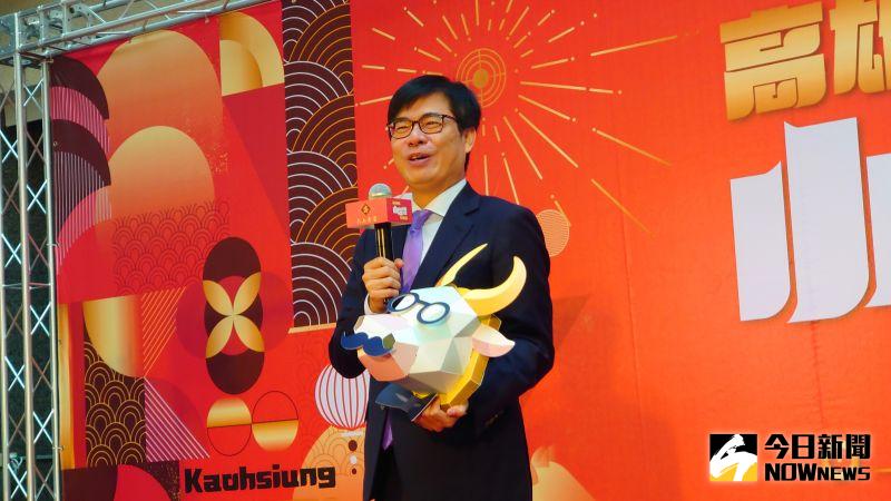 ▲高雄市長陳其邁笑說,「牛揹揹」小提燈保證是全台灣今年最漂亮的,不知道台南黃偉哲市長、新北侯友宜市長有沒有在看,歡迎其他縣市挑戰。(圖/記者鄭婷襄攝,2021.02.17)