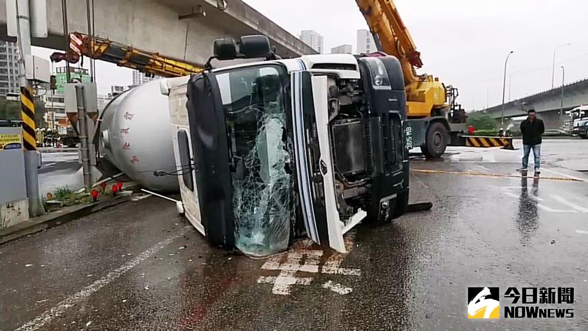 ▲化學槽車在機捷A9站下方發生翻覆事故，為求安全起見，新北消防局通知機捷暫時停駛。（圖／記者李春台攝, 2021.02.17）