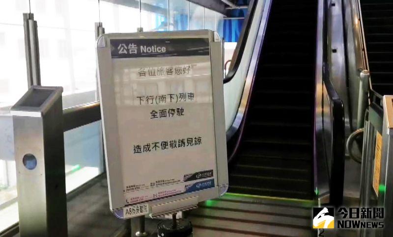 ▲桃捷公司配合新北消防局事故排除作業,A9(林口站)暫停營運並進行區間公車接駁,受影響旅客超過千人。(圖/記者李春台攝,
