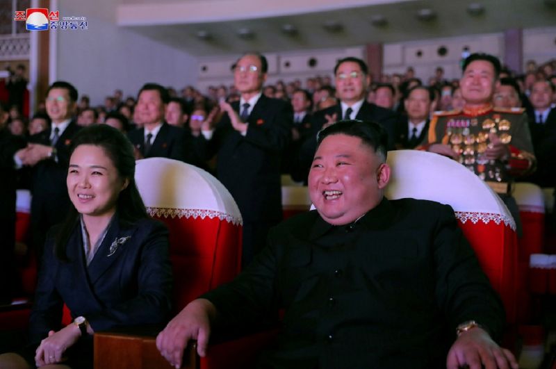 ▲朝鮮官媒公布第一夫人李雪主（前排左起）陪伴金正恩看表演照片，她氣色良好，金正恩也紅光滿面。 （圖／新頭殼）
