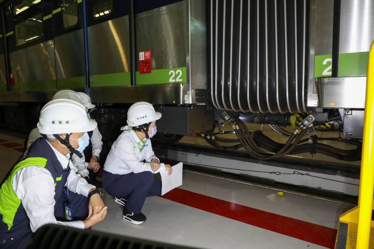 ▲台中捷運綠線聯結器新軸心已安裝並進行各項測試作業，市長盧秀燕前往北屯機廠視察軸心改善情形(圖／新聞局提供2021.2.17)