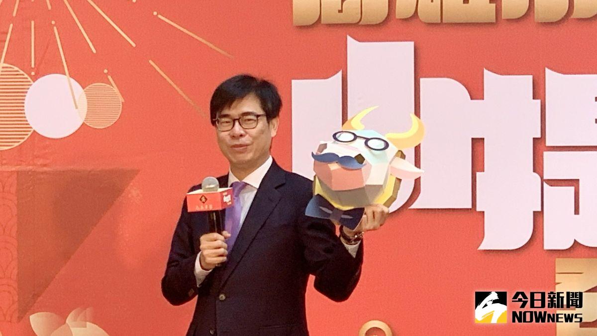 ▲ 高雄市長陳其邁秀牛年小提燈「牛揹揹」。（圖／記者陳美嘉攝，2021.02.17）