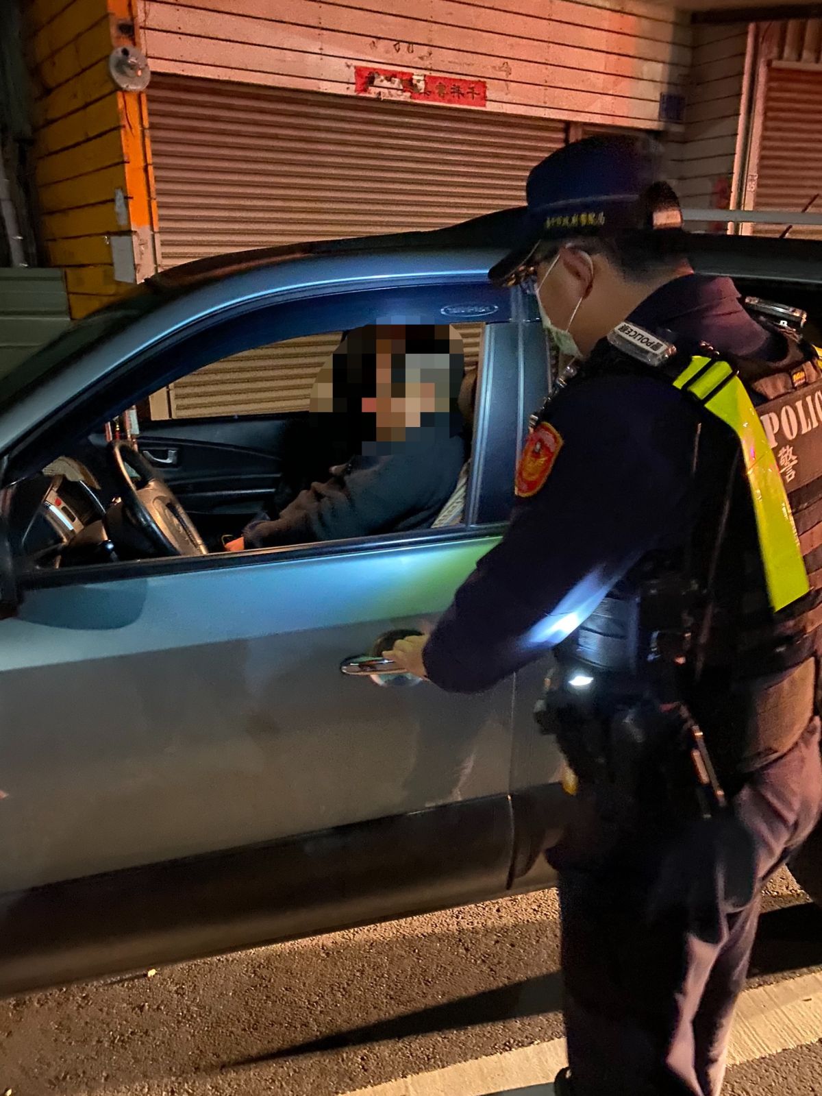 ▲大甲警發現莊姓男子倒臥自小客車內，呈現半昏迷狀態，立即通知救護車緊急將莊姓男子送往大甲光田醫院救治。(圖／警方提供2021.2.17)