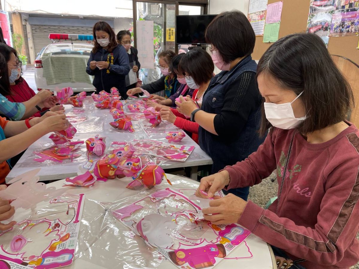 ▲台中市議員邱素貞與國光里長陳雅惠共提供1600個小提燈，免費發送里民(圖／柳榮俊攝2021.2.13)