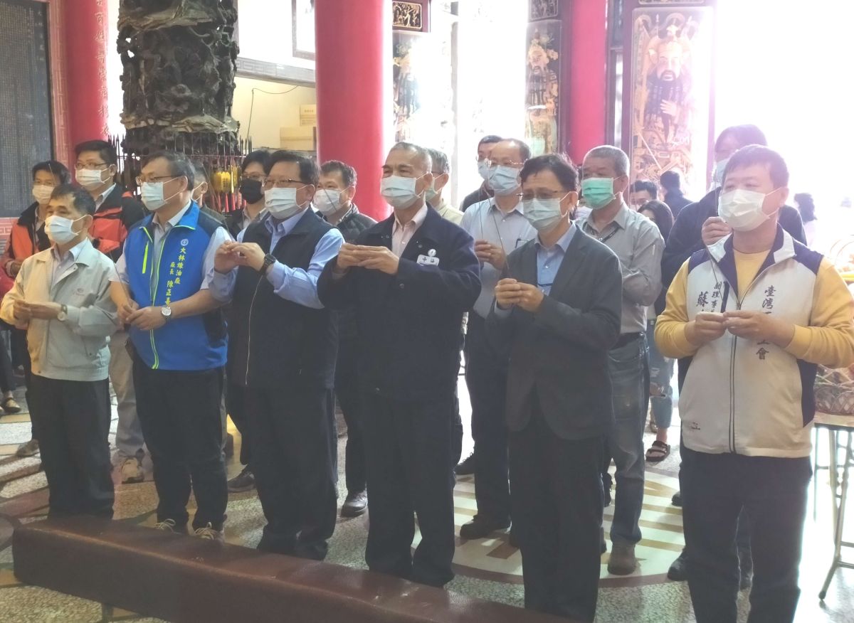 ▲台灣中油公司總經理李順欽(前排右3)、煉製事業部執行長徐漢(前排左3)率領各主管同仁到高雄市小港區大林蒲社區鳳林宮等廟參拜，祈求大林煉油廠營運順利、社區居民安居樂業。(圖／台灣中油煉製事業部提供)