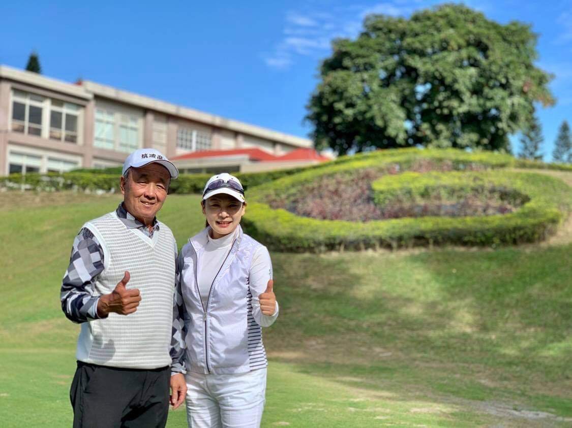 ▲張月麗（右）與國寶集團育樂事業群營運長陳志明，在球場切磋球技。（圖／經紀人提供）