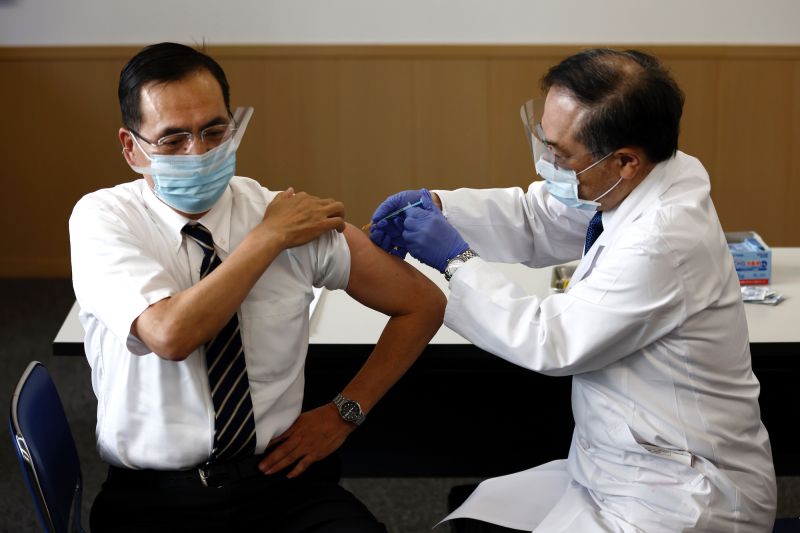 日本開打輝瑞疫苗　2萬醫護人員先接種實測「副作用」
