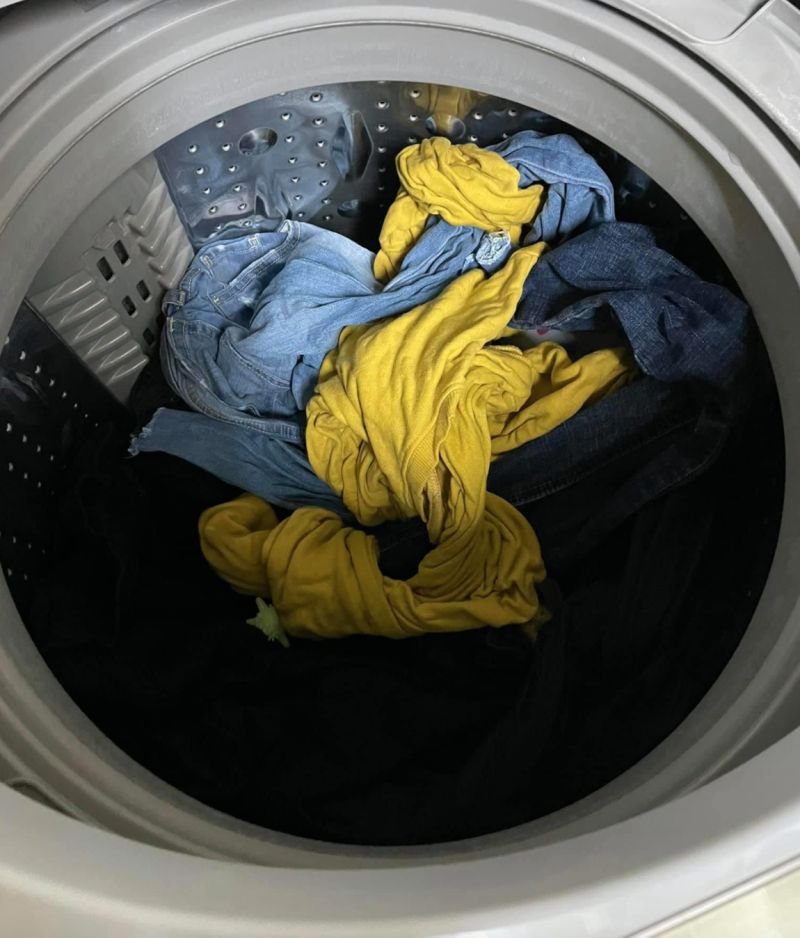 ▲豈料一打開洗衣機，見到衣物還是纏繞的狀況，也讓原PO超傻眼。（圖／翻攝自《爆怨公社》）
